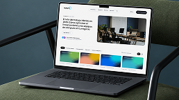 Laptop abierta sobre un escritorio